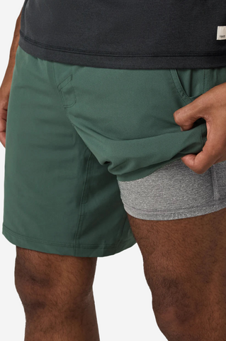 Vuori Kore Lined 7” Short Men Agate Green Tonal